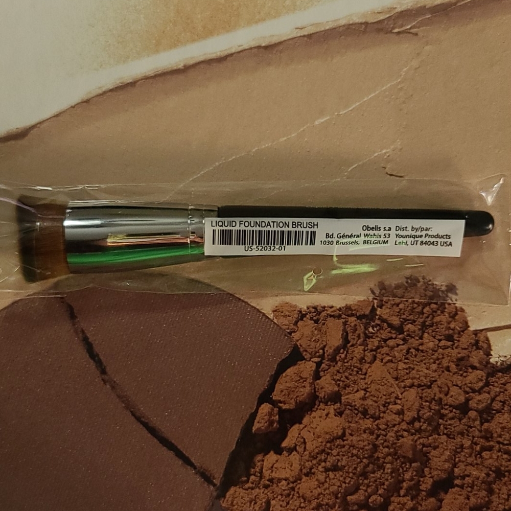 Younique liquid foundation brush
